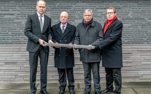 Stadtverordnetenvorsteher Dr. Gerhard Obermayr, Vorstandsmitglied Dr. Jacob Gutmark, Oberbürgermeister Gert-Uwe Mende und Axel Imholz in der Gedenkstätte namentliches Gedenken.