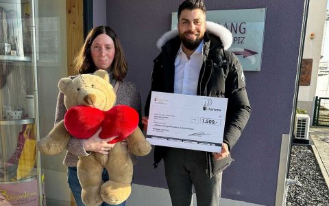Mit Stolz übergibt Michele Delfonso, Inhaber der Firma Charisma, den Scheck über 1.500 Euro an Marie-Christin Kunz von Bärenherz zur Ausbildung von Therapiehunden