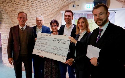 Der Chef der Hessischen Staatskanzlei, Staatsminister Axel Wintermeyer, hat in seiner Funktion als Mitglied des Vorstandes der Stiftung „Flughafen Frankfurt/Main für die Region“ dem Thomas More Kultur.Club e.V. in Hochheim eine Förderung in Höhe von 150.000 Euro überreicht. (v.l.n.r.: Staatsminister Axel Wintermeyer, Michael Cyriax, Landrat des Main-Taunus-Kreises, Jutta Nothacker, Geschäftsführerin der Stiftung „Flughafen Frankfurt/Main für die Region“ mit dem Vorstand des Thomas More Kultur.Club e.V.)