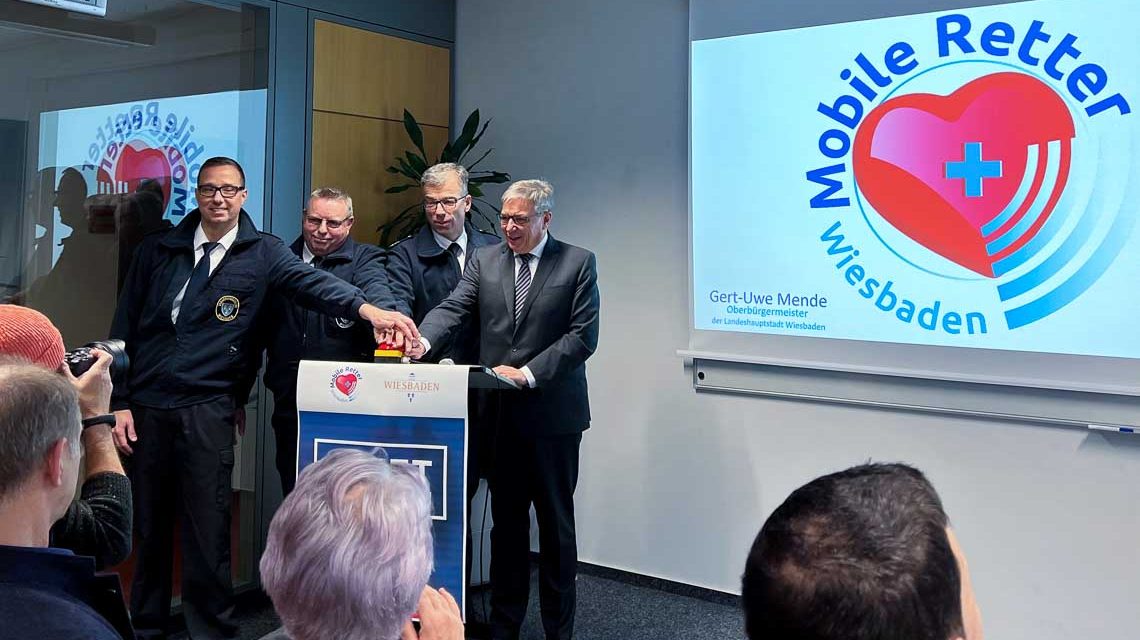 Startschuss für die Mobilen Retter: Marc Dieroff, Dennis Brüntje, Oberbürgermeister Gert-Uwe Mende