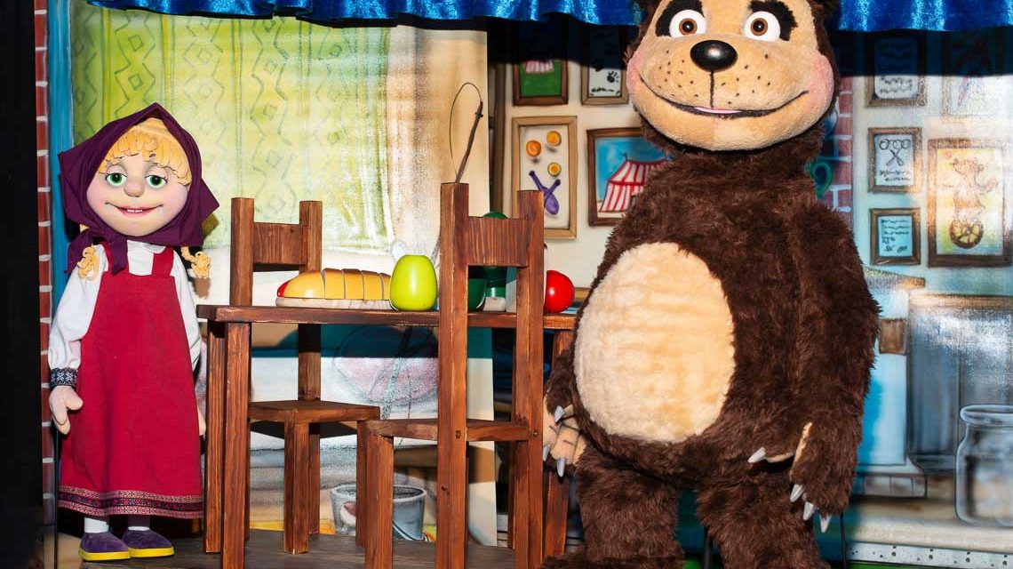 Augsburger Figurentheater mit neuem Stück in Wiesbaden: Mascha und der Bär
