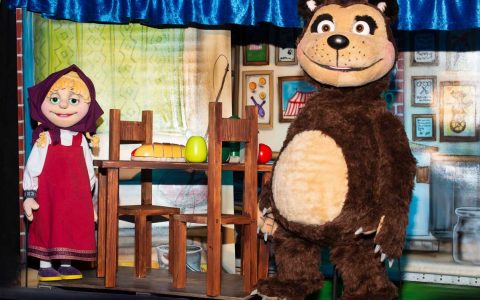Augsburger Figurentheater mit neuem Stück in Wiesbaden: Mascha und der Bär