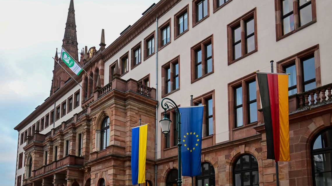 Rathaus zeigt sich solidarisch mit Ukraine und flaggt die ukrainische Fahne.