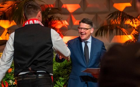 Ministerpräsident Boris Rhein gratuliert einem Meister des Handwerks