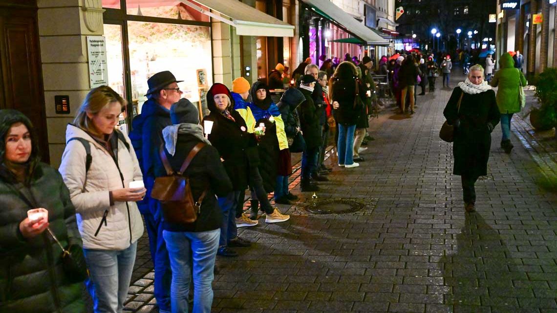 Lichterkette durch die Wiesbadener Innenstadt