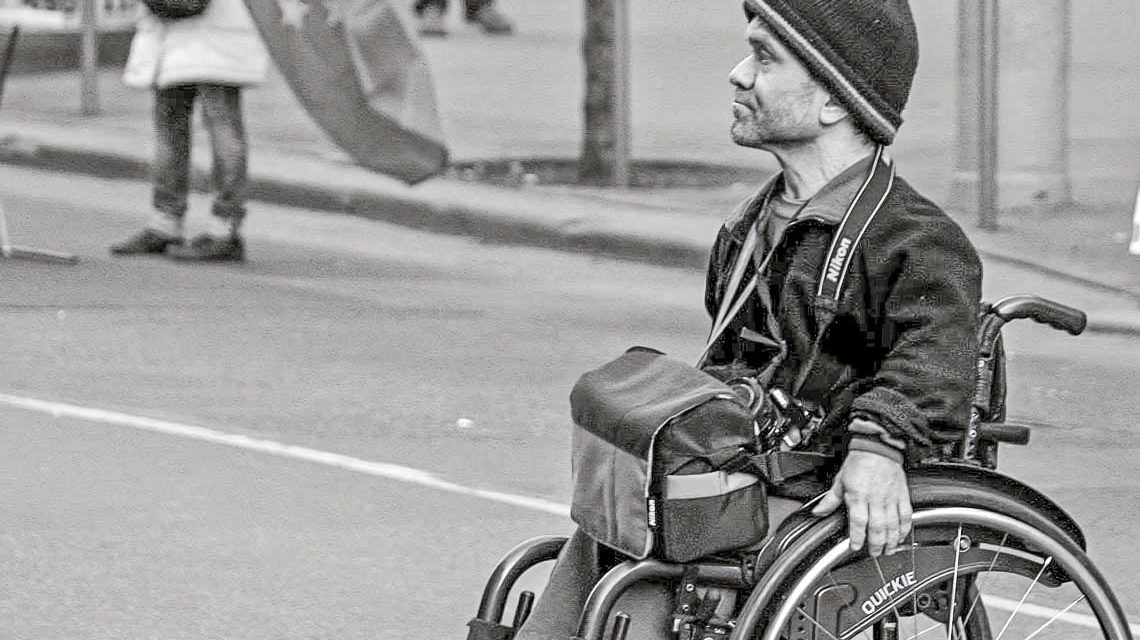 Rollstuhlfahrer an der Haltestelle, Mobilitätstraining für Senioren
