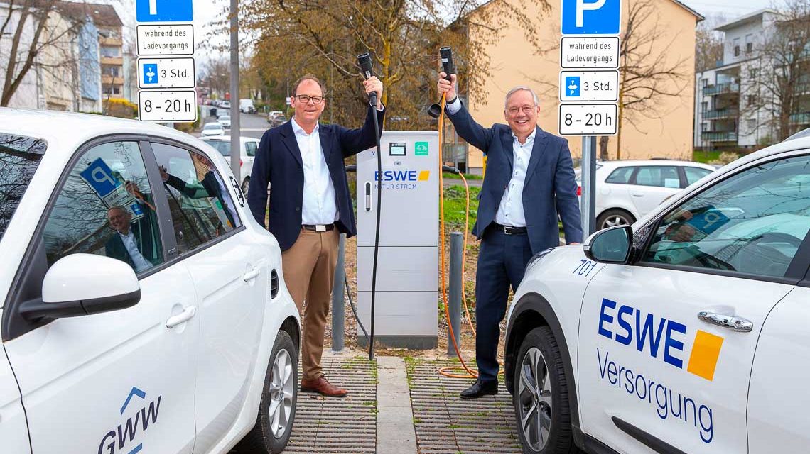 Gemeinsam für die Bürgerinnen und Bürger: Thomas Keller (li., Geschäftsführer der GWW) und Ralf Schodlok (Vorstandsvorsitzender ESWE Versorgungs AG) Foto: Marco Stirn