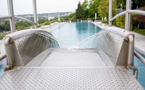 Traditionell wird am 1. Mai im Opebad die Saison eröffnet. Wiesbadens OB Gert-Uwe Mende hatte hierfür die badehose eingepackt. Schwimmen mit dem OB.