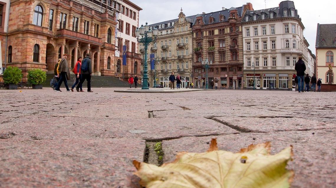 Schlossplatz mit Blick aufs Rathaus.