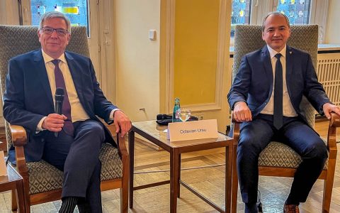 Oberbürgermeister Gert-Uwe Mende mit seinem Amtskollegen aus Görlitz Octavian Ursu.