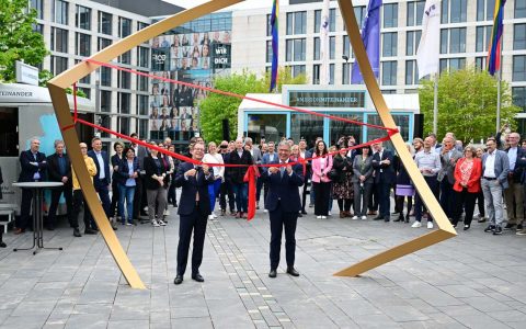Der Vorstandsvorsitzende Norbert Rollinger und Wiesbadens Oberbürgermeister Gert-Uwe Mende schneiden das Band durch und geben das Kunstwerk frei.