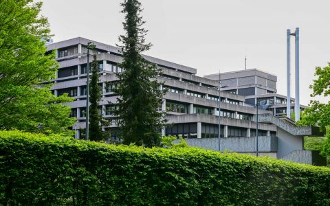 Behördenstandort des BKA Wiesbaden in der Außeamsicht. Terassenbau. Gebäude 70er Jahre.