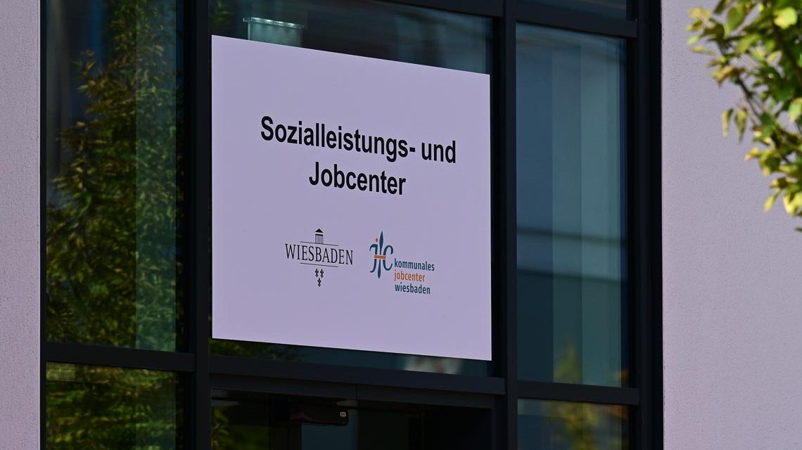 Schild am Kommunales Jobcenter Wiesbaden, Sozialleistungsstellen