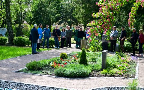 Einweihung des Memoriam Garten in Wiesbaden Bierstadt, Bürgermeisterin Christiane Hinninger und Rainer Volland stellen vor.