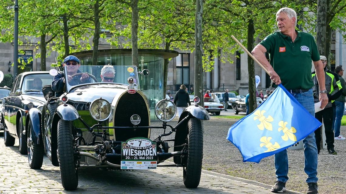 Gerhard Roeser und Barbara Ziegler mit ihrem Bugatti 43 Grand Sport am Start der 38. HMSC. Oldtimer Rallye