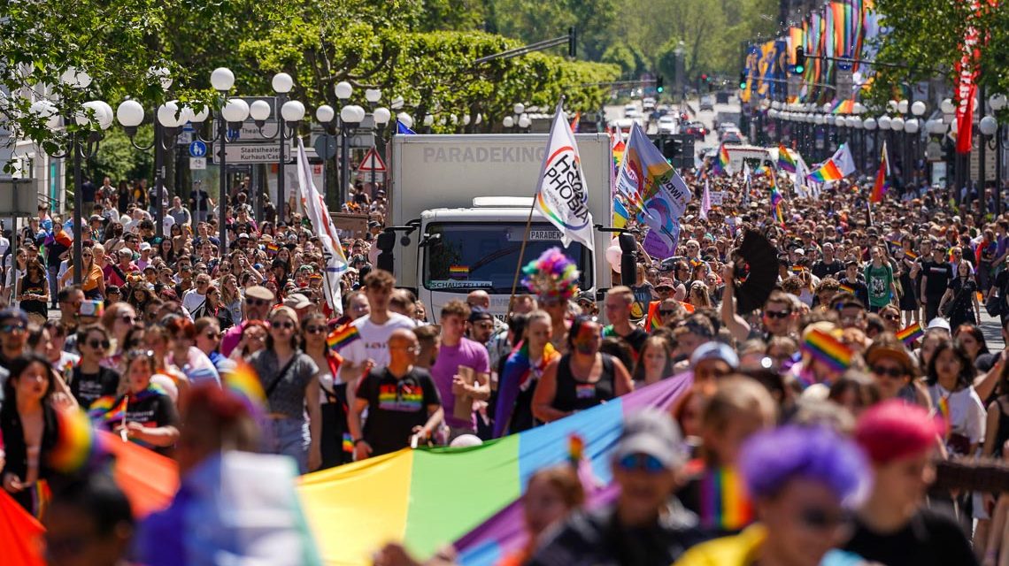 CSD - Christopher Street Day in Wiesbaden, Tausende säumen die Wilhelmstraße.