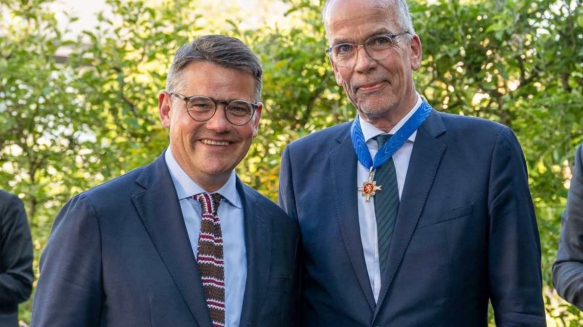 Ministerpräsident Boris Rhein ehrt Oberkirchenrat Jörn Dulige mit dem Hessischen Verdienstorden.
