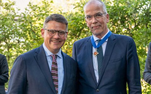 Ministerpräsident Boris Rhein ehrt Oberkirchenrat Jörn Dulige mit dem Hessischen Verdienstorden.