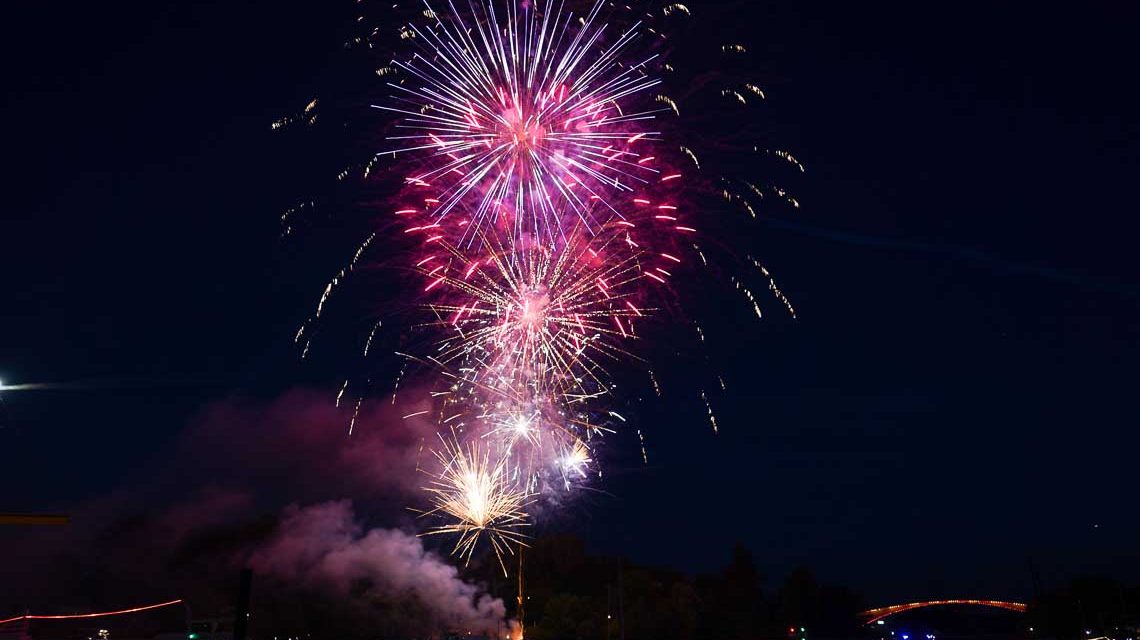 Feuerwerk Über dem Schiersteiner Hafen zum Schiersteiner Hafenfest