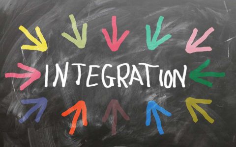 Symbolbild zum Thema Integration, zeigt Tafel mit dem Wort „Integration“
