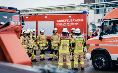 Feuerwehrmänner bei Lagebesprechung: Schutz der Öffentlichkeit