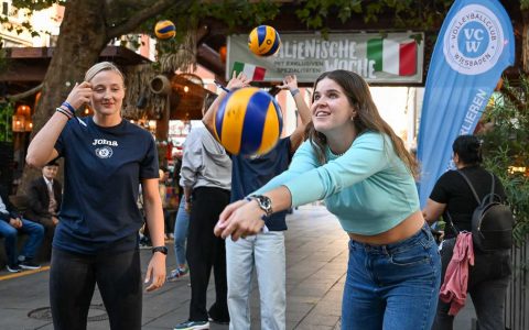 Wiesbadens Bundesliga-Volleyballerinnen verwandeln den Mauritiusplatz in eine kleine Volleyballarena.