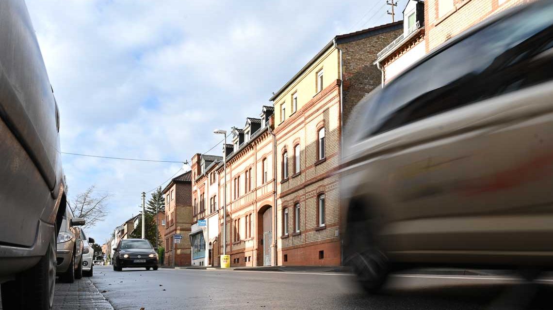 Ein Auto fährt schnell durch Bierstadt. Ist Wiesbaden wirklich so autolastig? Mobilität: Wie bewegen wir uns im Alltag!