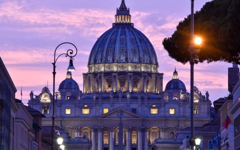 Vatikan, Rom. Steigt weißer Rauch auf, steht ein neuer Wahlgang an. Steigt schwarzer Rauch auf, ist ein neuer Papst gewählt.