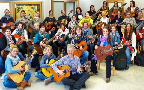 Ganz viele junge Erwachsene mit Gitarre