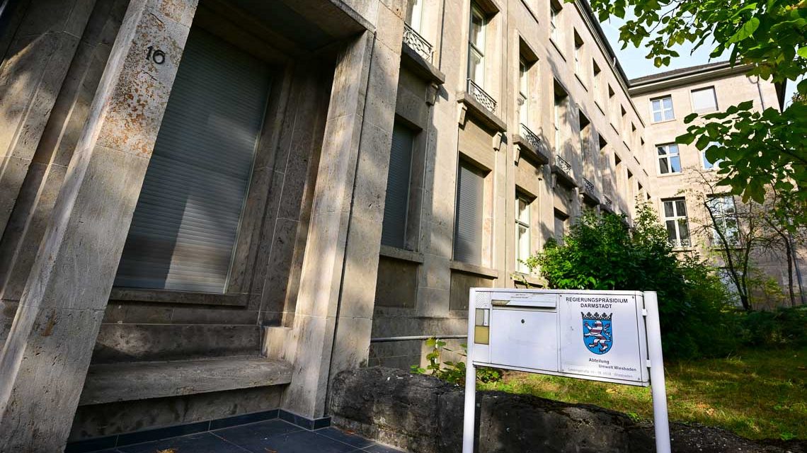 Lessingstraße 16, Gebäude in der Schrägansicht mit Hausnummer.