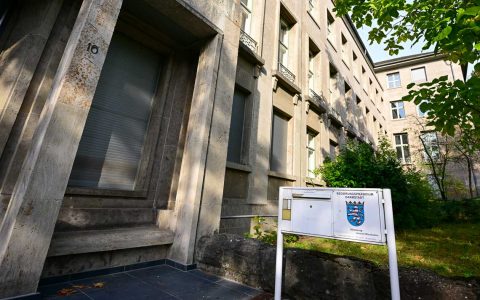 Lessingstraße 16, Gebäude in der Schrägansicht mit Hausnummer.