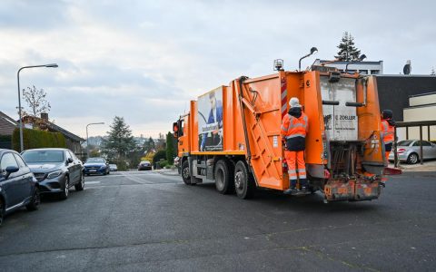 Müllwagen im Kemmelweg in Wiesbaden Sonnenberg. Abfallgebühren werden erhöht