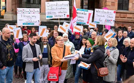 Nicole Nestler von der Evangelischen Kirche übergibt symbolisch einen Ordner mit 13000 Unterschriften.