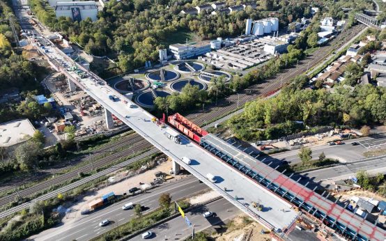 Blick auf die Salzbachtalbrücke