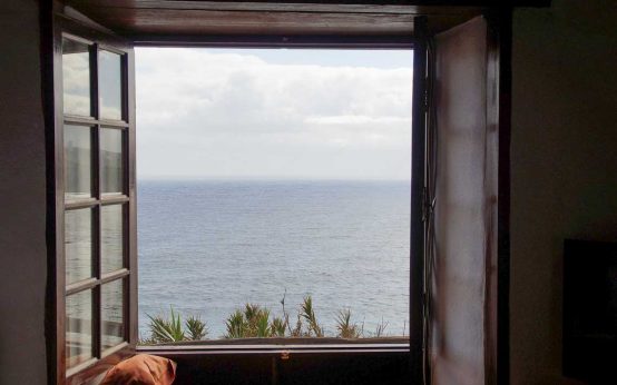 Blick durchs Fester aufs Meer bei Teneriffa