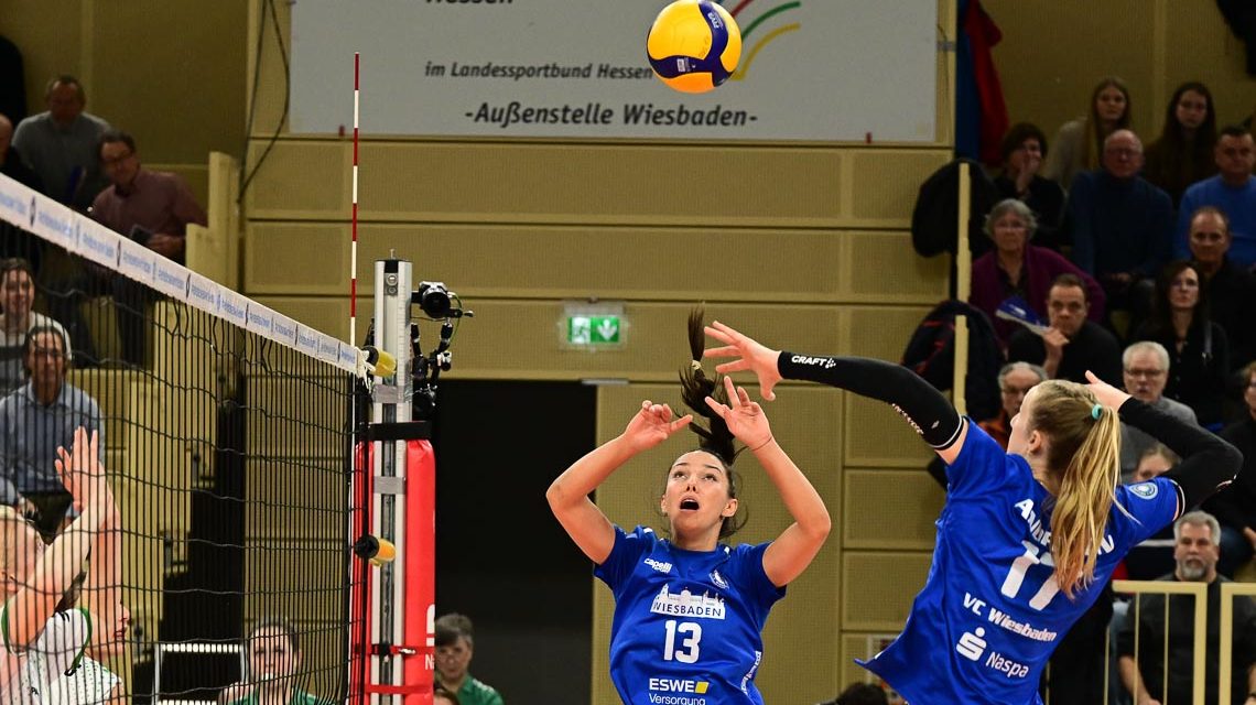 Milana Bozic stellt den Ball für Rachel Anderson im Spiel gegen Münster