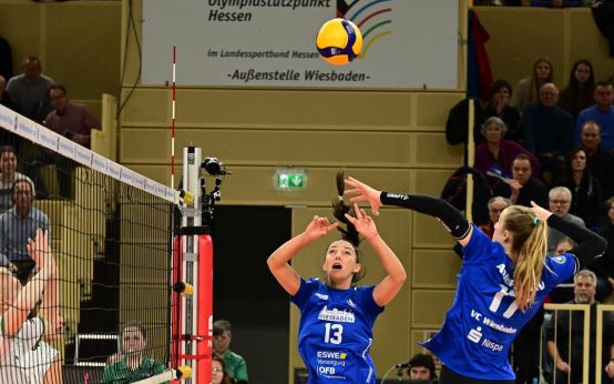 Milana Bozic stellt den Ball für Rachel Anderson im Spiel gegen Münster