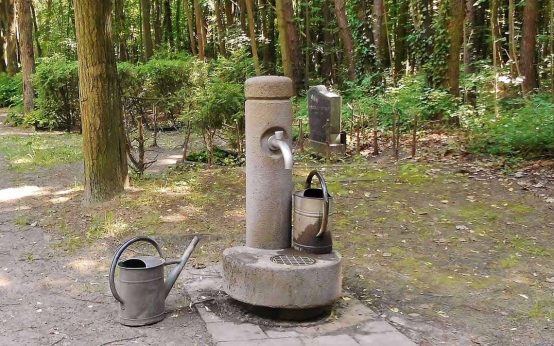 Wasserleitungen, Wasserstelle auf einem Friedhof. / Wiesbadener Friedhöfen