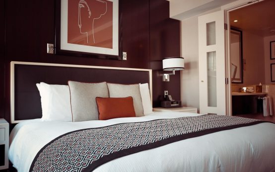 Hotelbett in einem Zimmer. Kurbeitrag darf nicht steigen.
