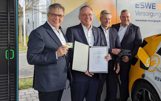 Oberbürgermeister Gert-Uwe Mande, Ralf Schodlok, Andreas Kowol, Jörg Höhler nach Unterzeichnung des Vertrags