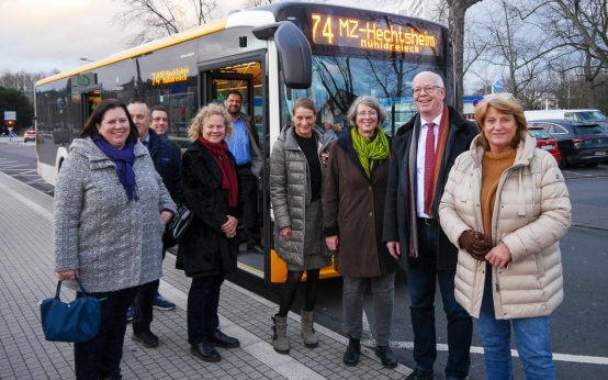 Teilnehmer der Pressefahrt mit der Linie 74.