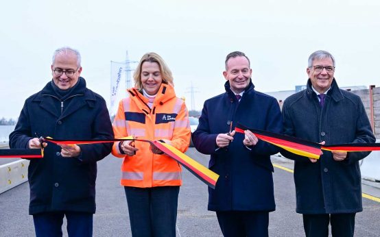 Salzbachtalbrücke: Hesses Verkehrsminister Tarek Al-Wazir, Anne Rethmann, Bundesverkehrsminister Dr. Volker Wissing, Oberbürgermeister Gert-Uwe-Mende scheiden das Band durch.