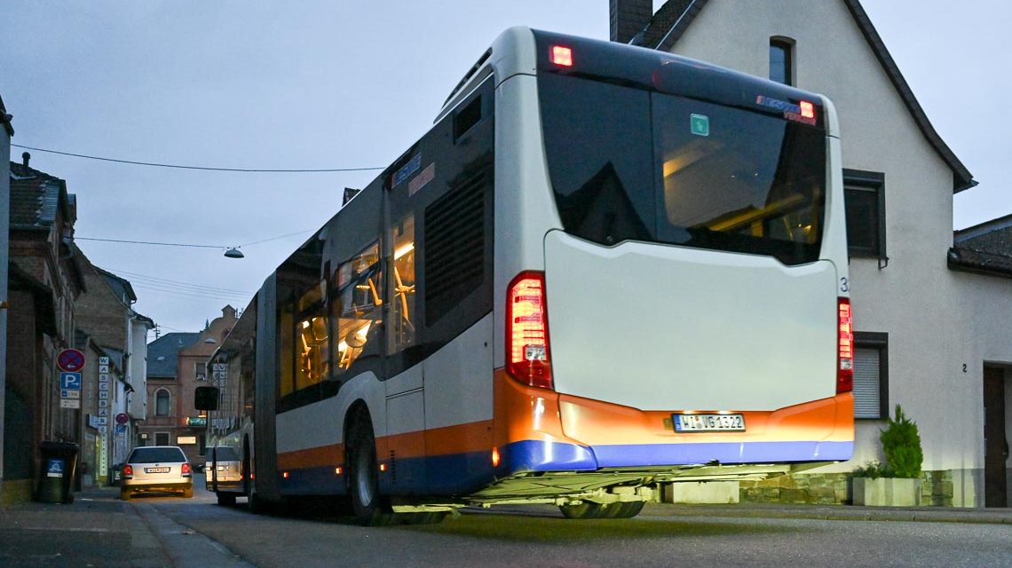 ESWE Verkehr, Linienbus fährt durch einen Wiesbadener Vorort.