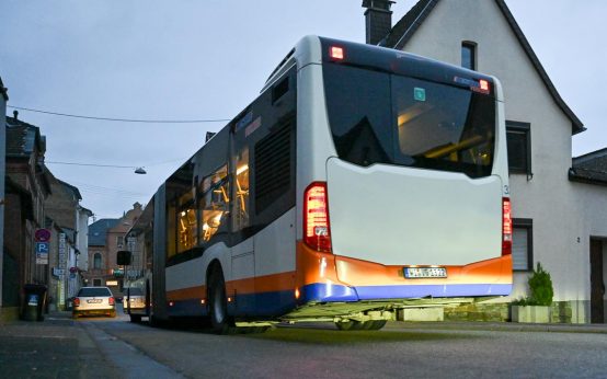 ESWE Verkehr, Linienbus fährt durch einen Wiesbadener Vorort.