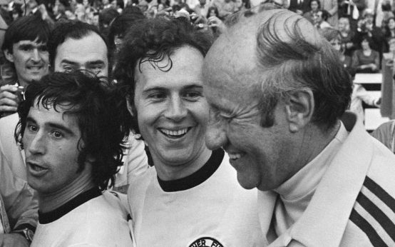 Franz Beckenbauer mit Gerd Müller (links) und Helmut Schön (rechts) nach dem Finale der WM 1974.