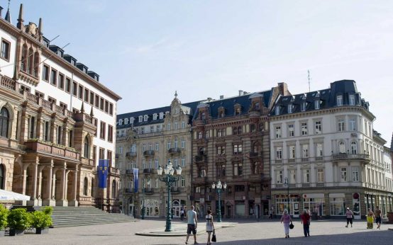 Schlossplatz Wiesbaden im Sommer