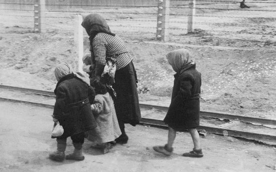 Alte Frau mit Kindern