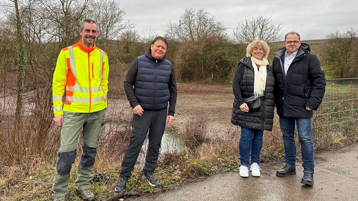 Hochwasserschutz: Forstassessor Steffen Conrad (v.l.), StadtWerke-Betriebsleiter Stefan Seyffardt, Ortsvorsteherin Claudia Rohrmann und Bürgermeister Patrick Kunkel haben das Rückhaltebecken in Erbach vor Ort begutachtet.
