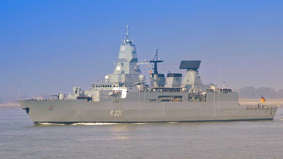 Fregatte Hessen auf ihrem Weg ins Rote Meer.