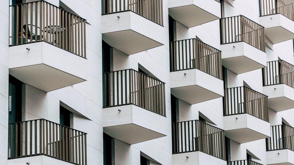 Viele Balkone eines Wohnblocks. Auch hier kann man Wohngeld beantragen.
